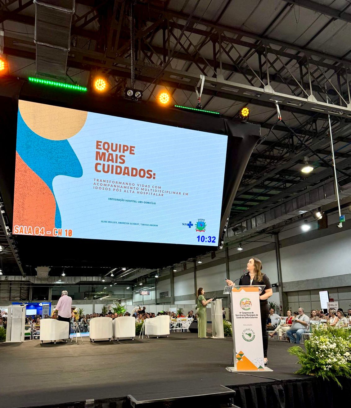 Andressa Schmidt apresentando no 9º Congresso COSEMS/SC 2025